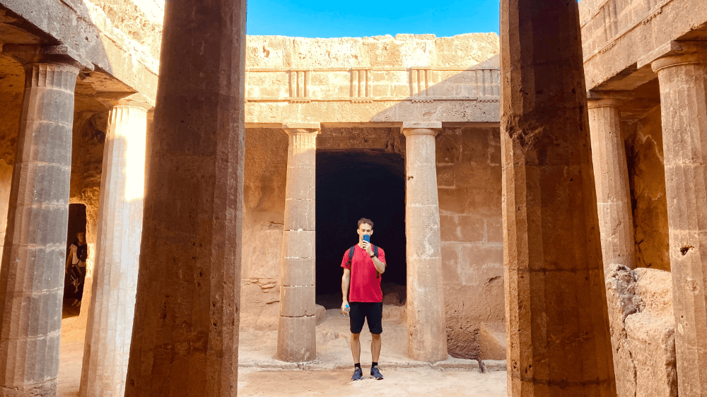 Mann steht in den Ruinen Zyperns