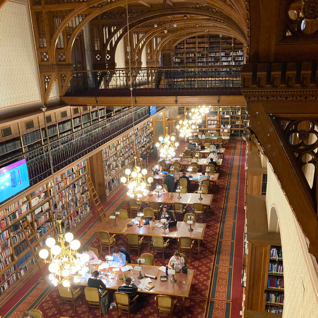 Innenräume der Budapest Parlaments Bibliothek
