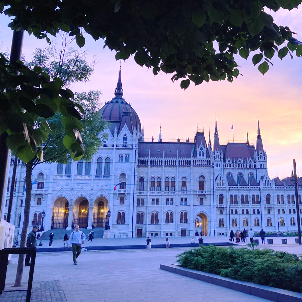 Budapest Parlament bei Abendsonne