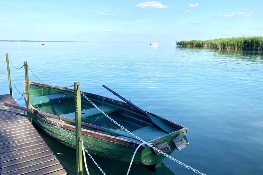 Urlaub am Balaton Nordufer, wo liebe Boote im See bei Kaptalanfüred baumeln.