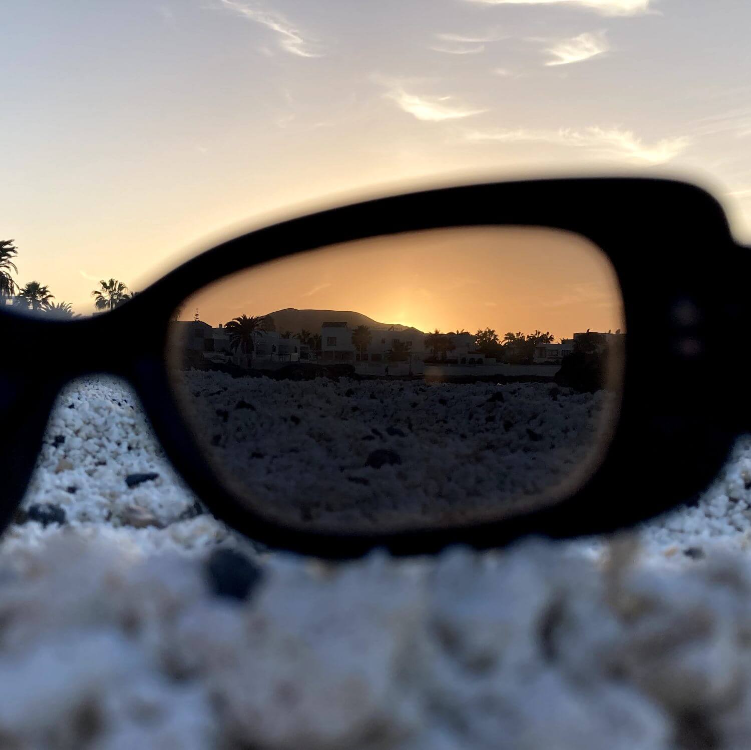 corralejo ist in diesem Bild durch den Blick einer Sonnenbrille zu sehen. Sie liegt auf dem Popcorn Strand. Auf diesem Strand ist auch der Waikiki Beach Club.