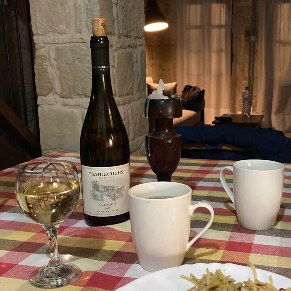 Das Bild zeigt den zypriotischen Wein Xynisteri. Er steht jetzt auf einem Tisch in einem Steinhaus in Zypern.