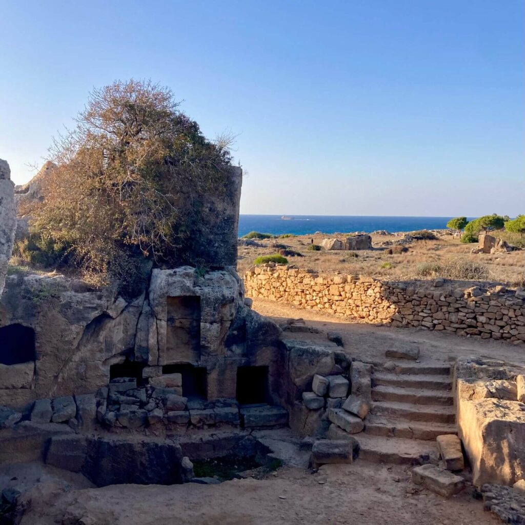 Im Bild sieht man die Tombs of the Kings aus Paphos. Im Hintergrund sieht man das blaue Meer.