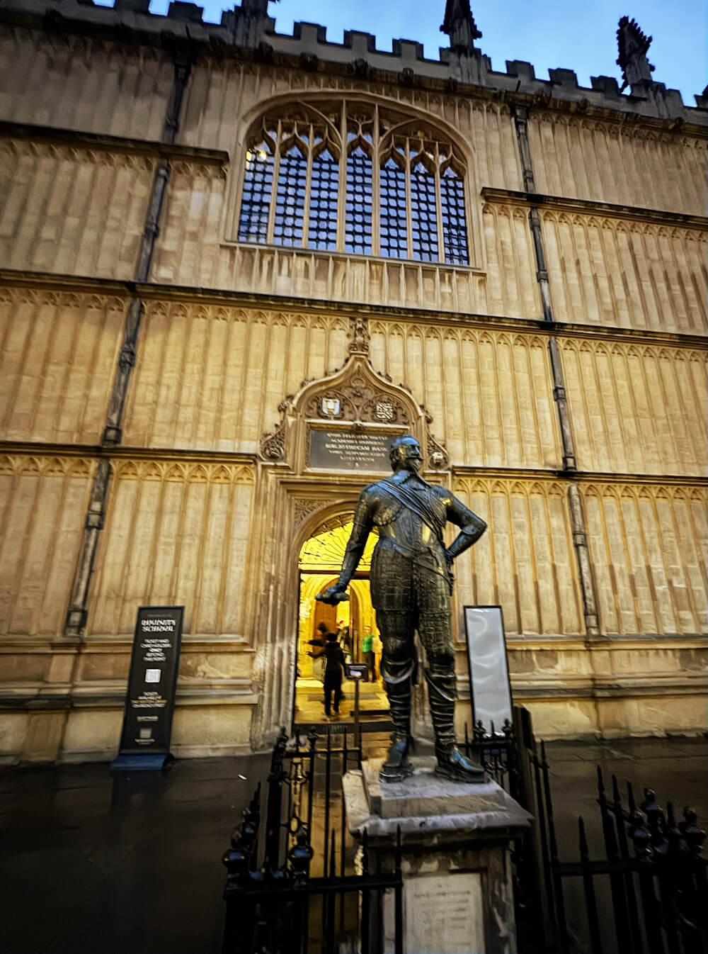 Here you can see a statue of the Earl of Pembroke, the inspiration of the charakter nearly headless nick.