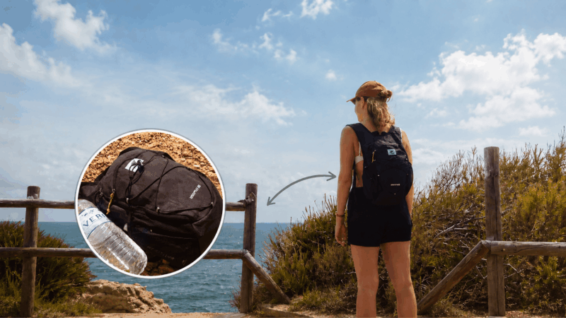 Auf dem Bild sieht man eine Frau am Meer stehen. Sie trägt eine kappe und einen kleinen Rucksack, den sogenannten Tagesrucksack. Ihr Tagesrucksack ist schwarz und klein.