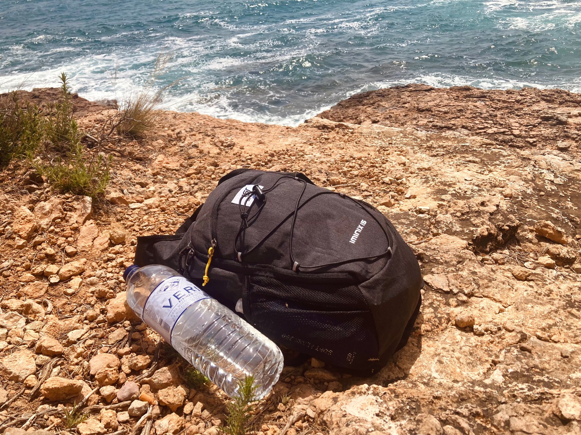 Hier sieht man den Tagesrucksack von SKYSPER 15 Liter. Der Rucksack ist Faltbar und perfekt für Reisen als zusätzlich kleiner Rucksack. Er ist schwarz und passt zu jedem Outfit.